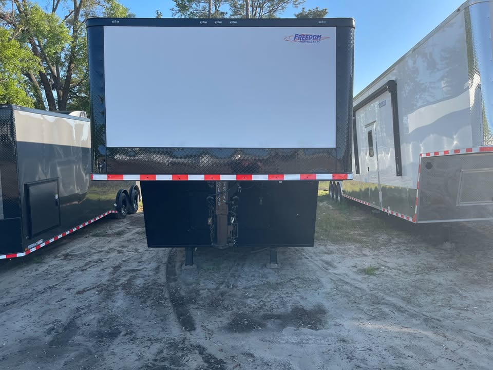 8.5′ x 32′ Loaded White Gooseneck Trailer for Sale in Douglas, GA – $28,995