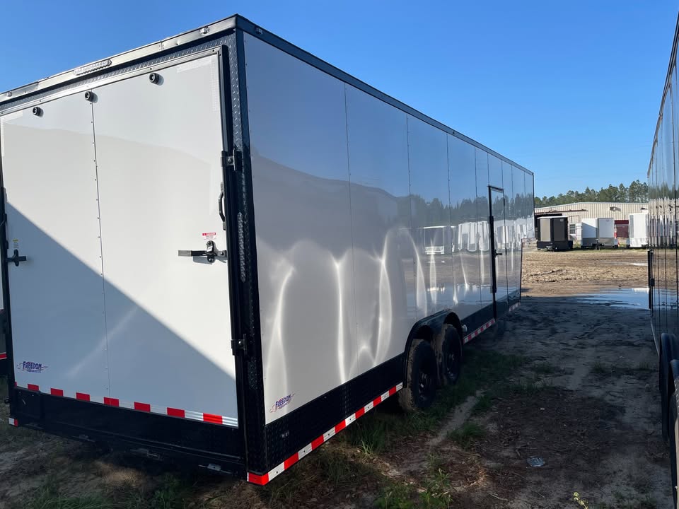 8.5′ x 32′ Loaded White Gooseneck Trailer for Sale in Douglas, GA – $28,995